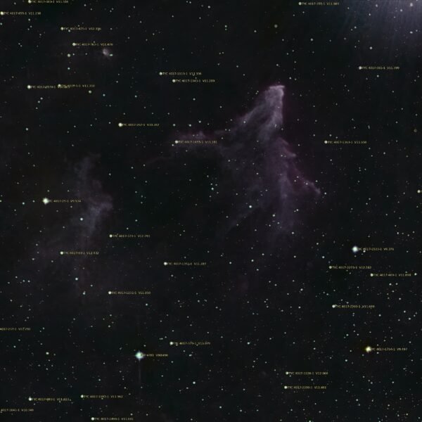 SH2-185 field star chart with Gaia DR3 stars to G=15 marked and Tycho-2/HIP stars labelled.