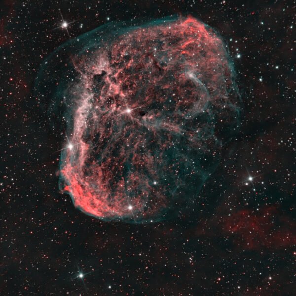 NGC 6888, the Crescent Nebula, in HOO narrowband — red hydrogen filaments and a teal oxygen shell, Sky-Watcher 200PDS + ToupTek ATR533M, Mecklenburg-Vorpommern.
